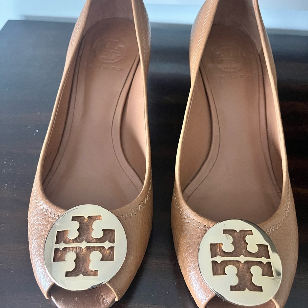 Tory Burch Tan Leather Flats with Iconic Logo